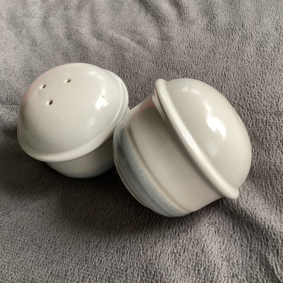 VINTAGE SALT AND PEPPER SHAKERS - Picture 1 of 6